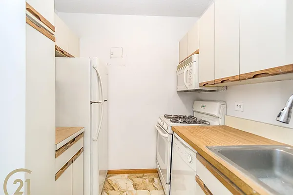 Rented by Century 21 Metropolitan | media 16