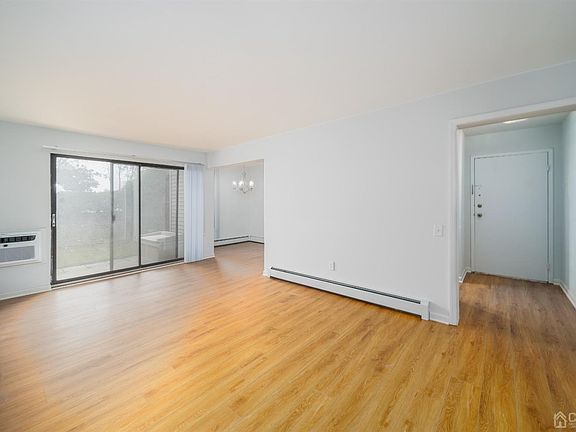 2nd image of 827D Main St