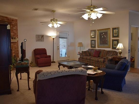 3rd image of 709 Oakland Dr