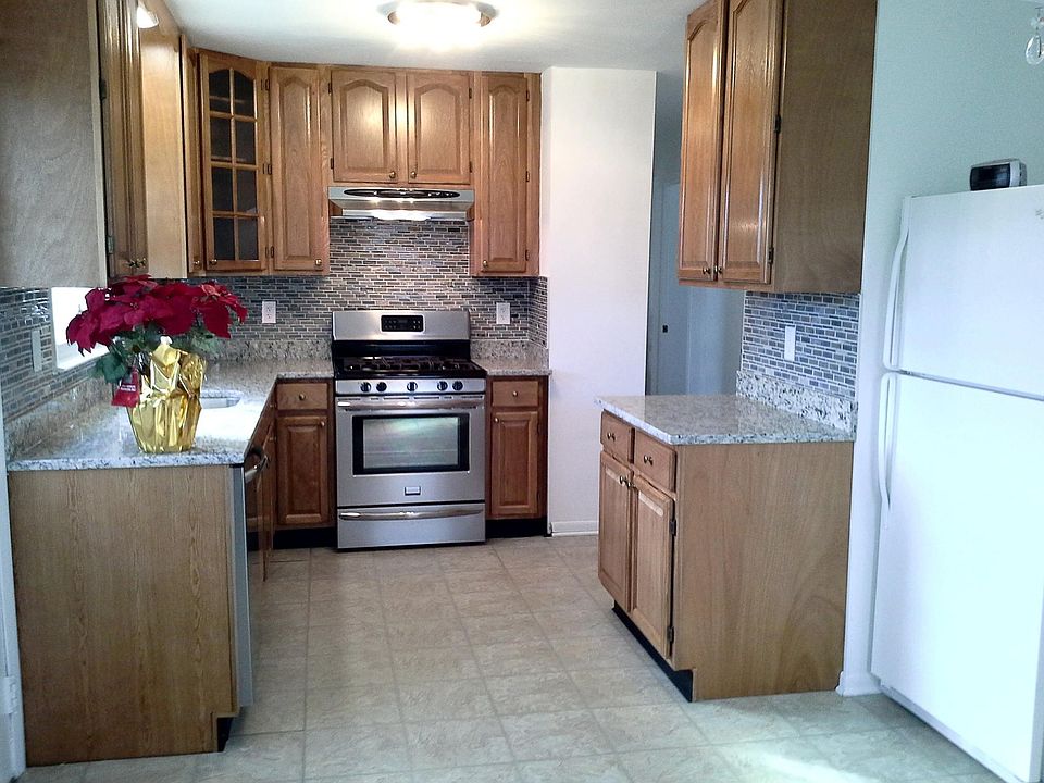 Chef's Kitchen with Granite Counters