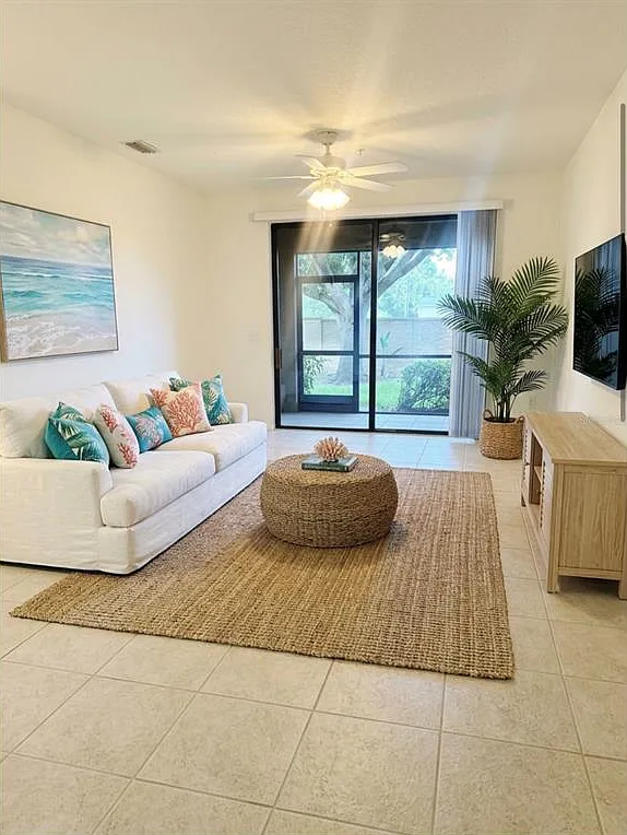 3 bed, 2.0 bath, 1381 sqft, $2,170 — Photo 3