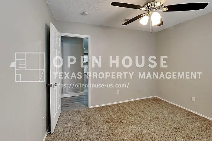 1022 Halifax Ln — Photo 13