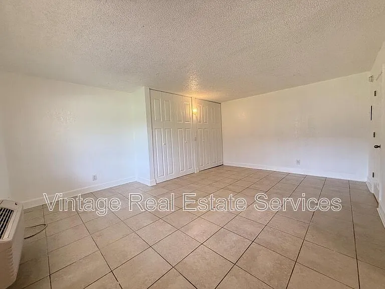 Whitehall Garden Apartments — Photo 9