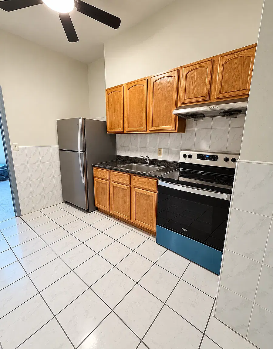 3 bed, 800 sqft, $1,400 — Photo 1
