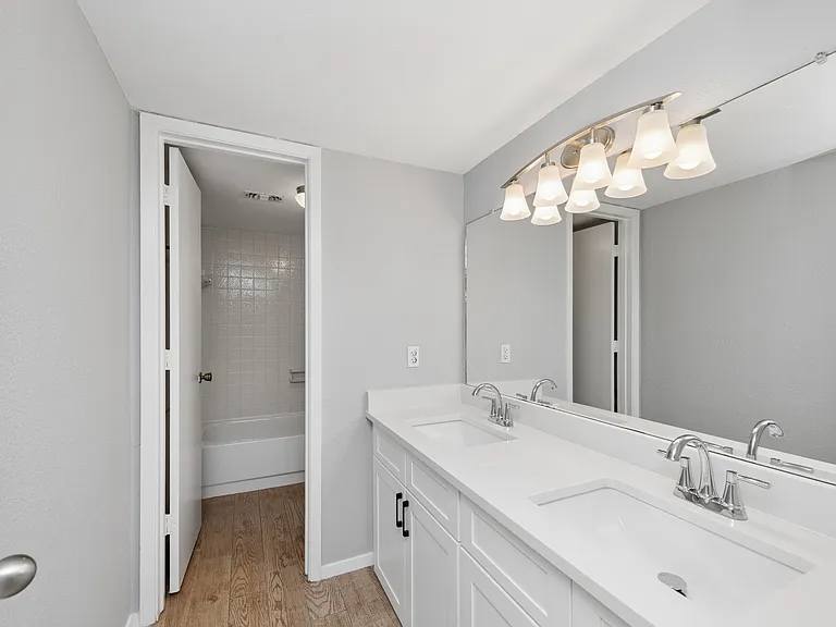 513 Hunters Glen St — Photo 18