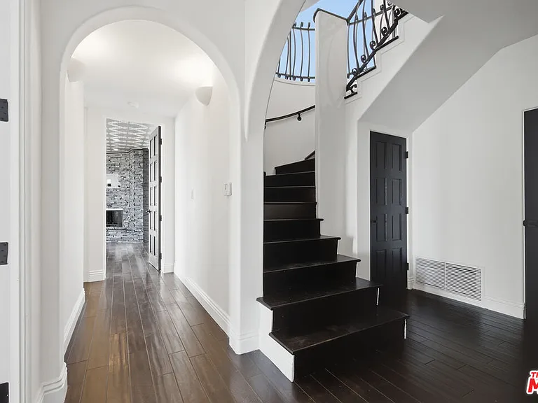 8908 Appian Way — Photo 21