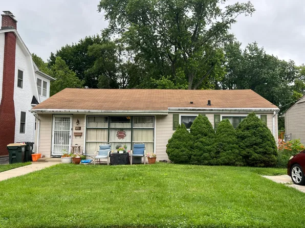 21 S Seymour Ave, Mundelein, IL 60060