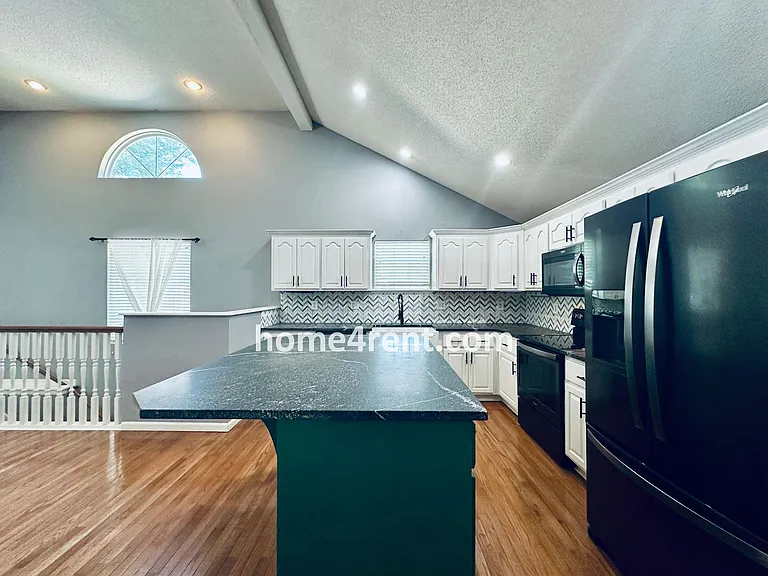 8601 England St — Photo 12