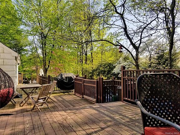 3rd image of 14 Pine Knoll Ct