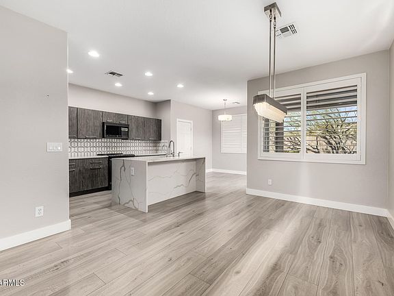 4th image of 2452 W WARREN Drive