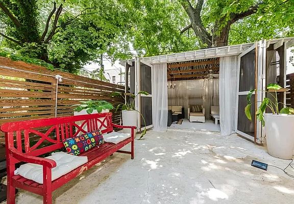 4th image of 265 Putnam Ave