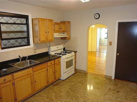 3rd image of 492 Mercer St