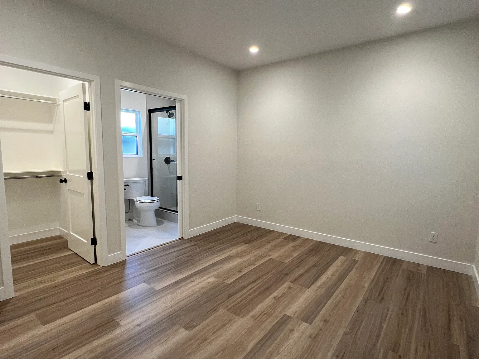 2 bed, 850 sqft, $3,200 — Photo 2