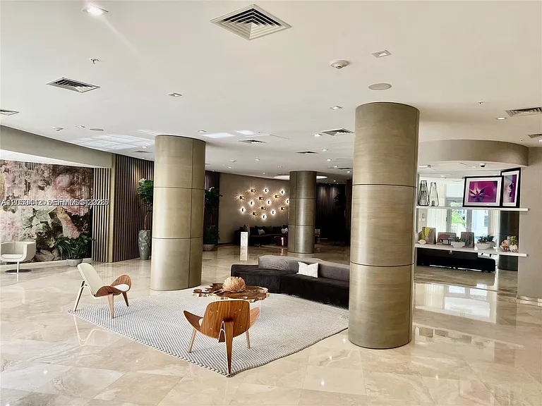10275 Collins Ave #323 — Photo 32