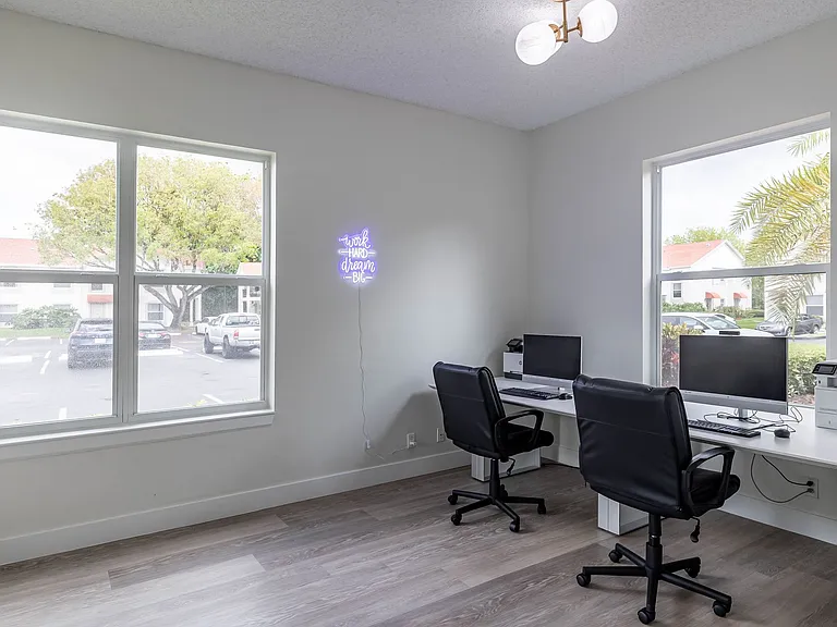 Savannah Place Apartments — Photo 11
