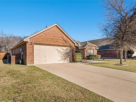 3rd image of 1526 Lynn Dr