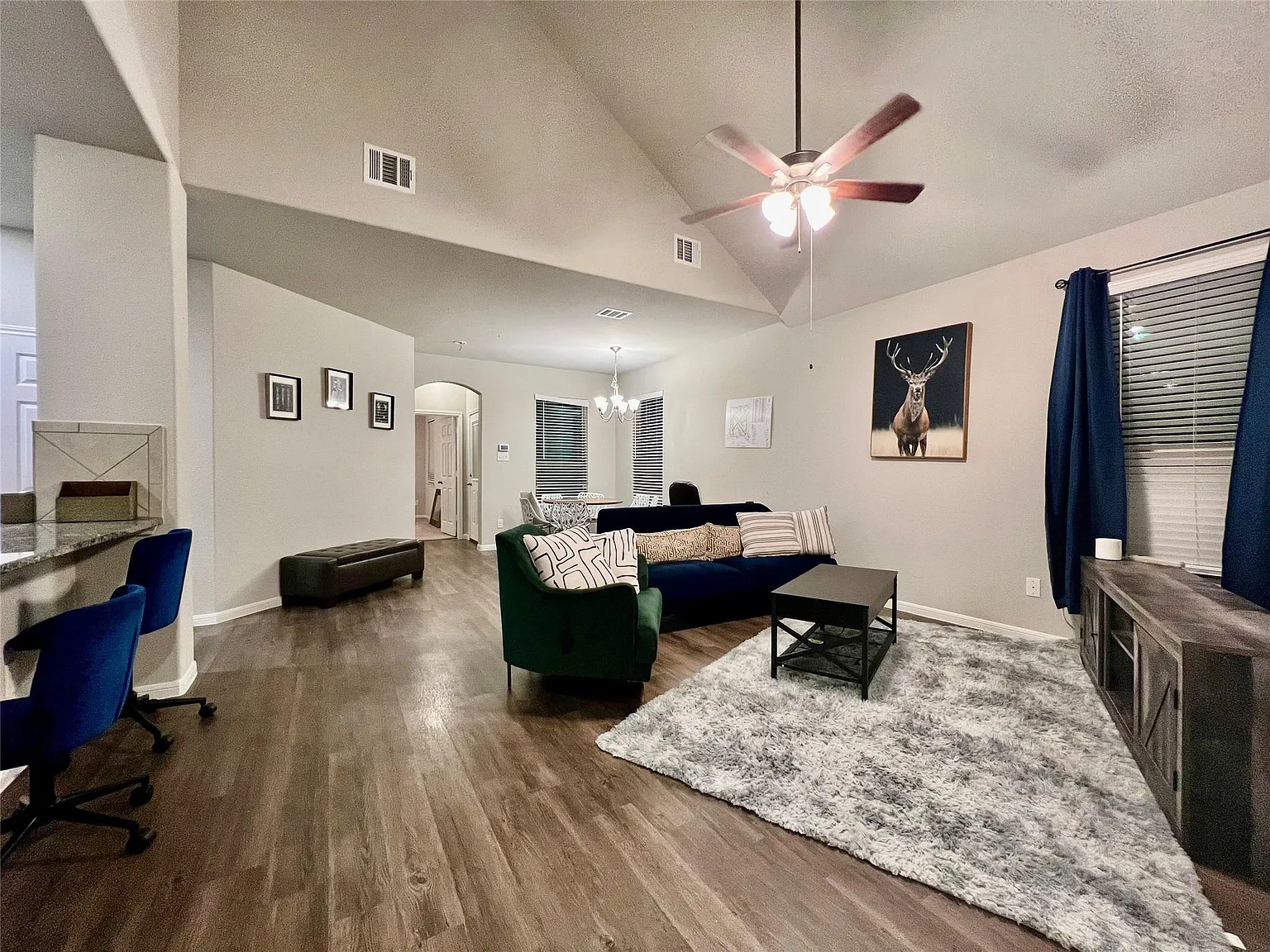 3 bed, 2.5 bath, 1853 sqft, $2,000 — Photo 2