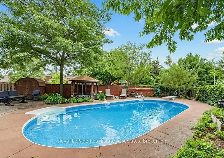 6760 Dolmage Ct — Photo 24