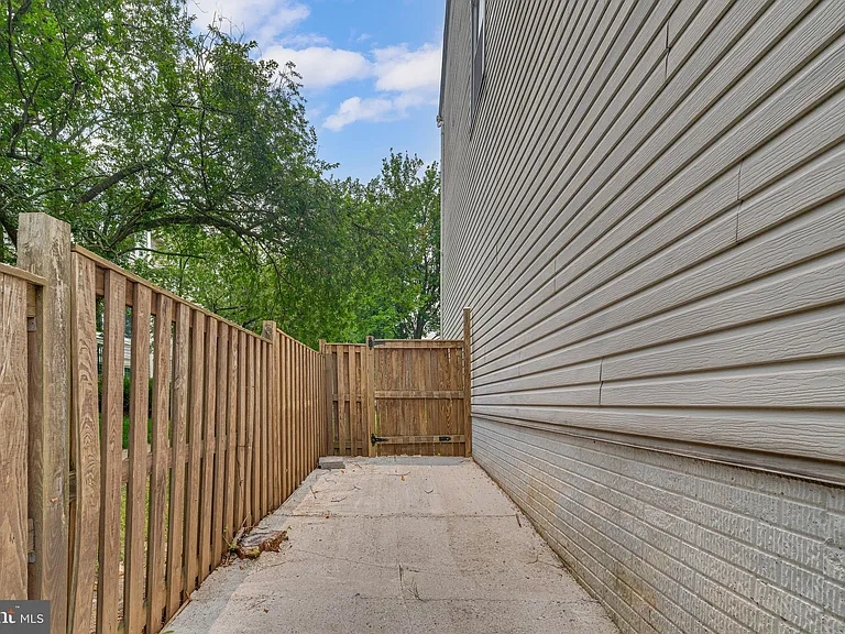 8101 Chelaberry Ct — Photo 38
