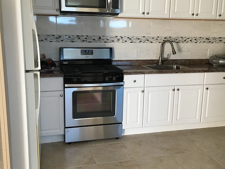 1028 Peach St — Photo 3