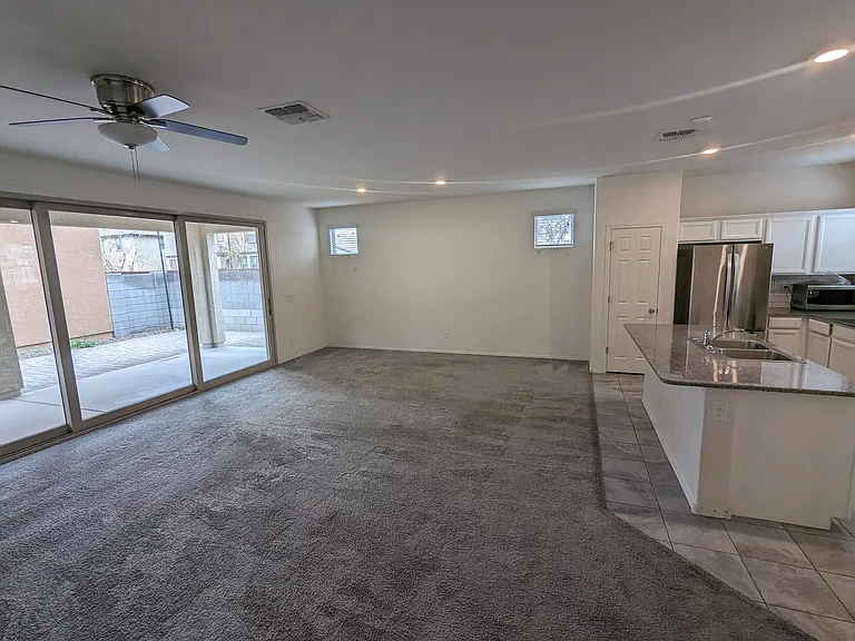 47 E Constitution Dr — Photo 32