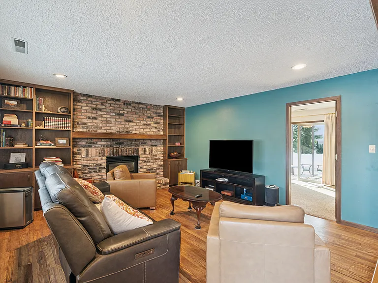 1245 Michelle Ct — Photo 2