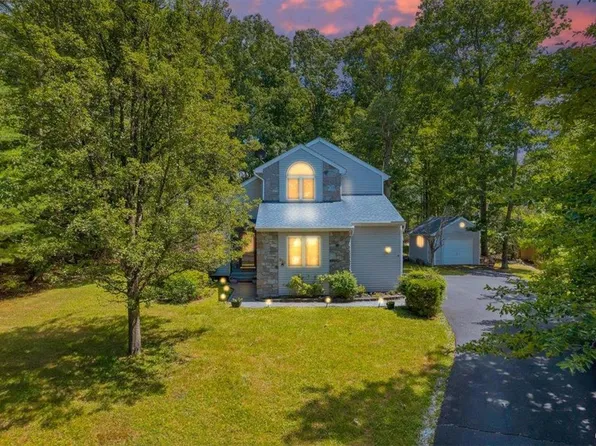 2462 Horseshoe Dr, East Stroudsburg, PA 18301