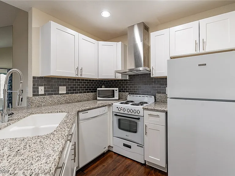 450 Elm Dr #206 — Photo 7