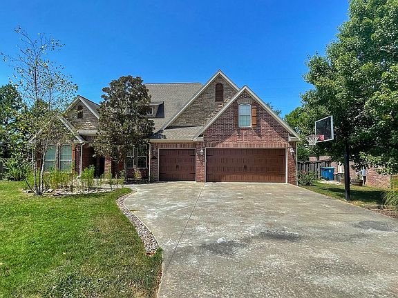 3rd image of 1501 NE Greenbrier Ct