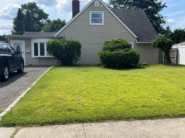 30 Hedge Lane, Westbury, NY 11590