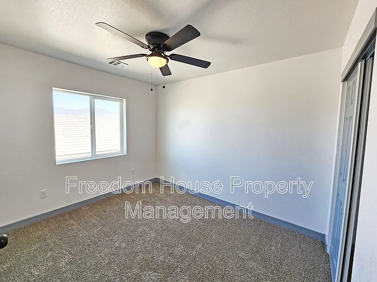 384 Erin St — Photo 24