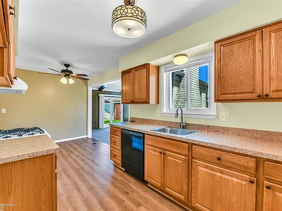 5th image of 16115 Susan Ct