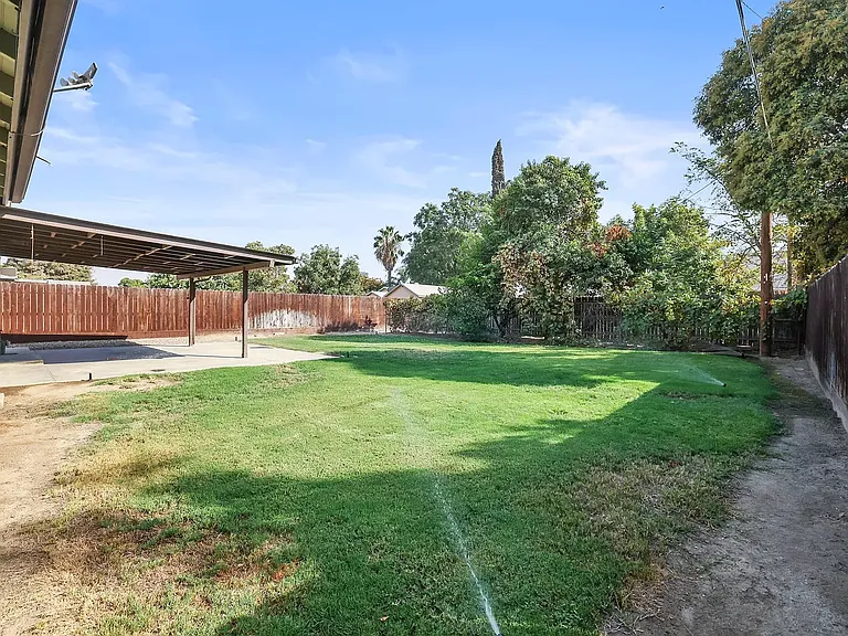 4335 W Tulare Ave — Photo 24