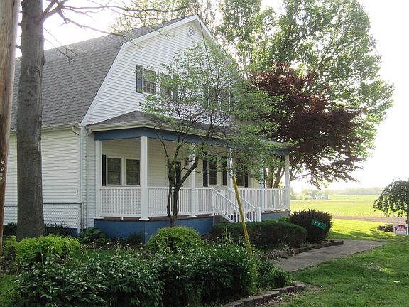 3rd image of 211 N Railroad St