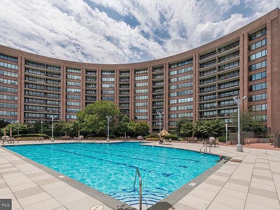 2nd image of 1805 Crystal Dr APT 1104S