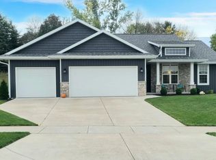 1354 Coral Reef Ln, Green Bay, WI 54313