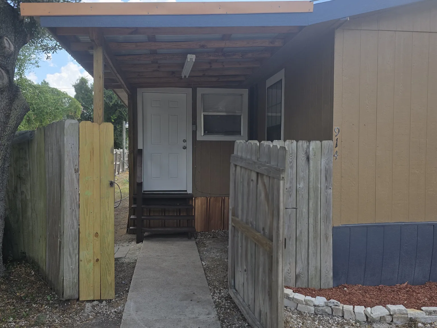 914 Wilson St — Photo 2