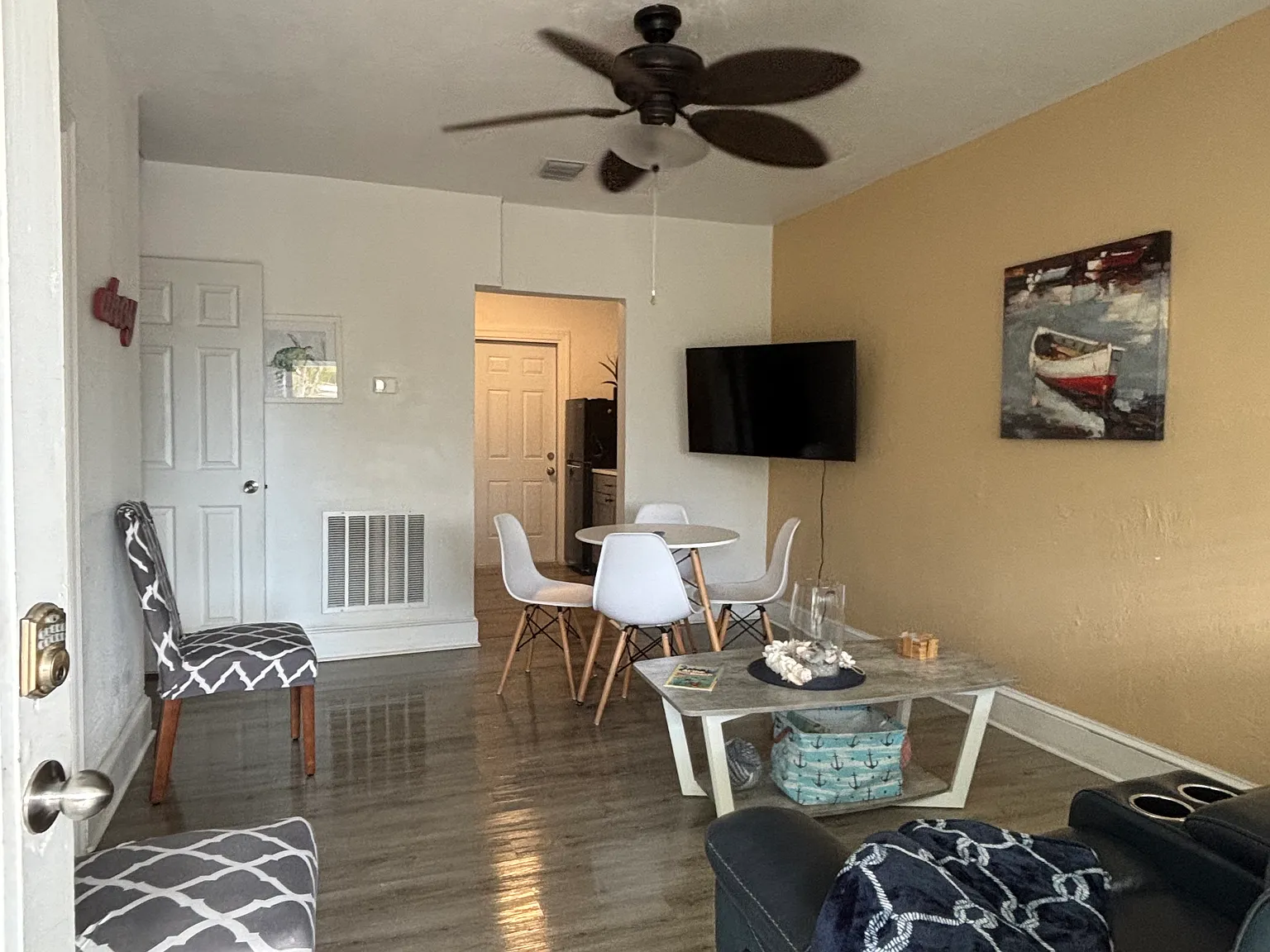 2 bed, 1300 sqft, $2,400 — Photo 4