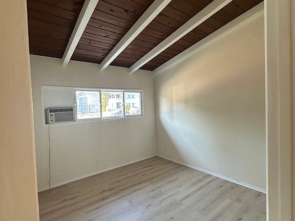 3rd image of 5558 Colbath Ave #5558