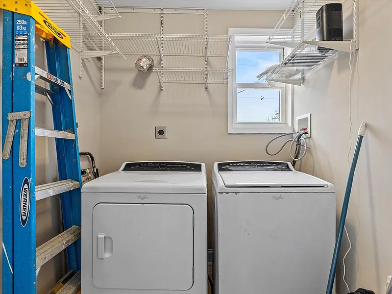 2510 Roslyn Ave — Photo 18