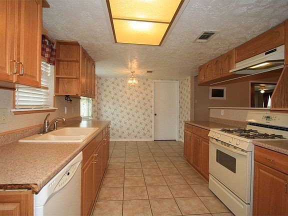 Upgraded kitchenw/custom cabinets 