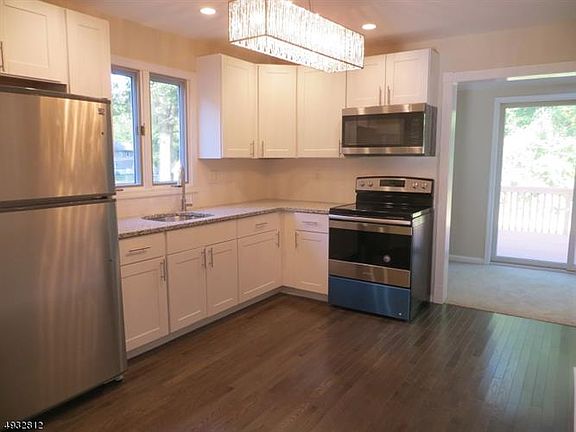 2nd image of 11 Elizabeth Ln