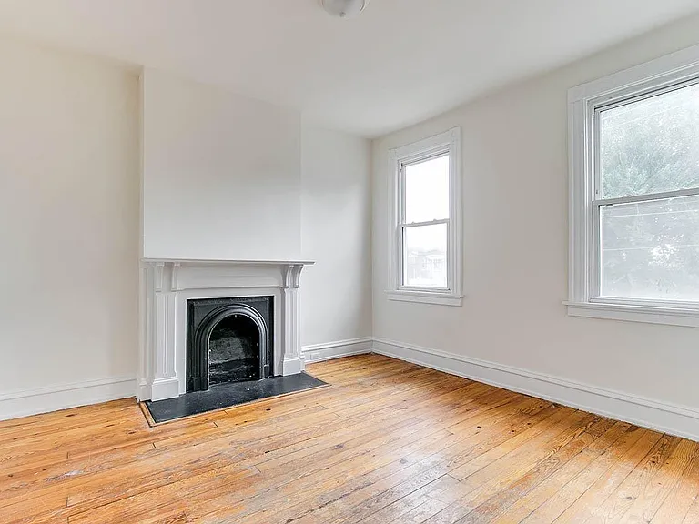 Front Bedroom (2nd floor / faces street)