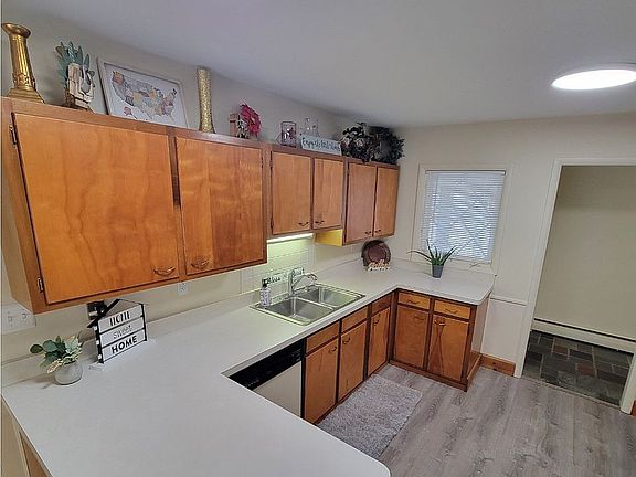 3rd image of 52 Woodland Dr