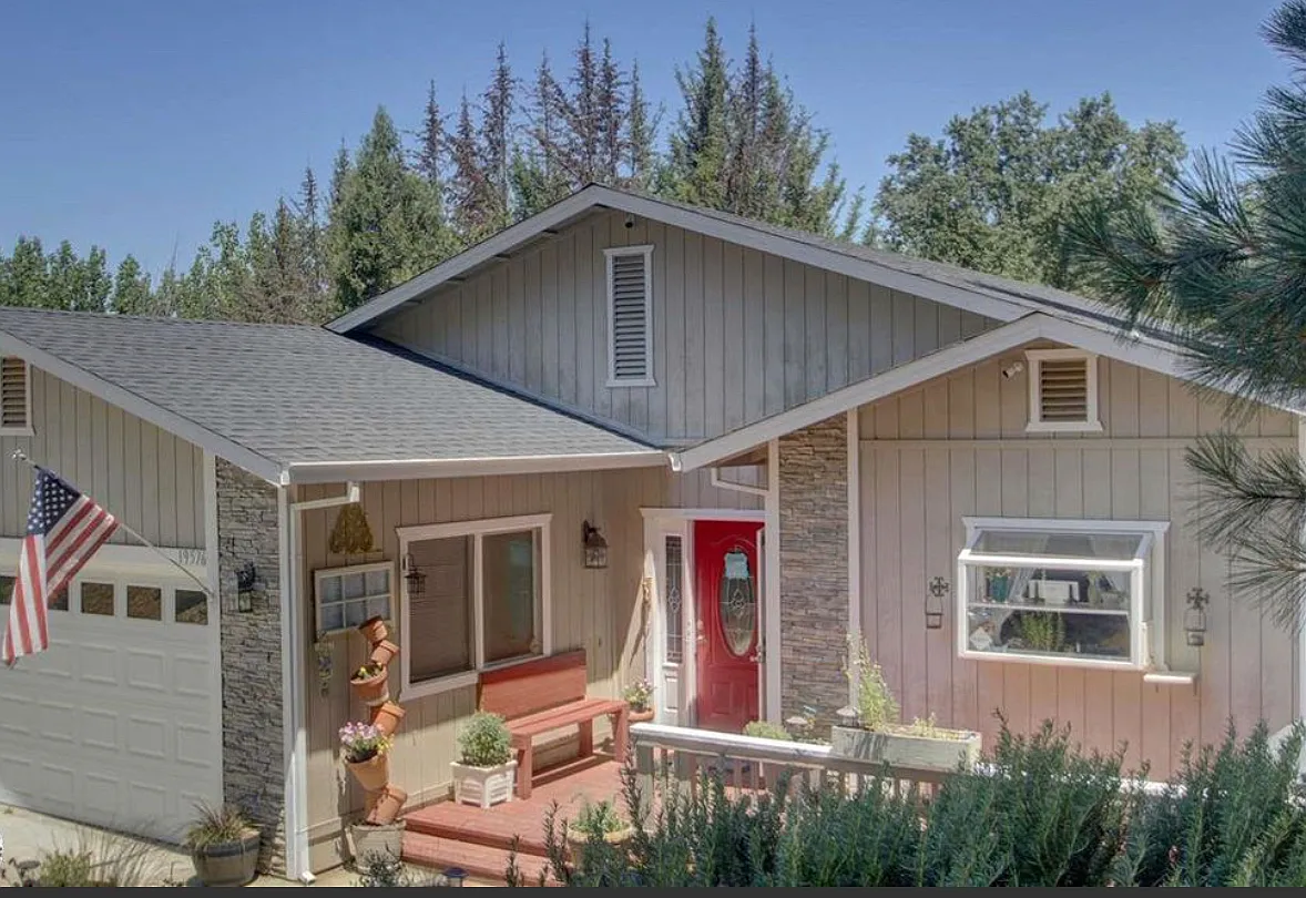 19576 Cottonwood St photo 1