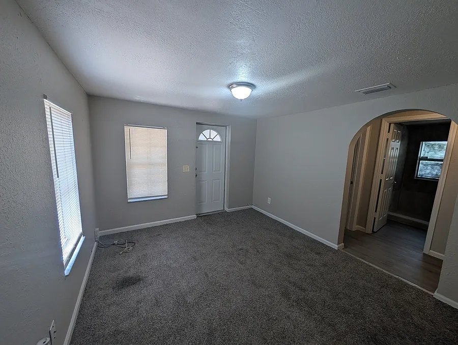 Renovated 3BR Tampa Home - Brand New Carpet — Photo 3