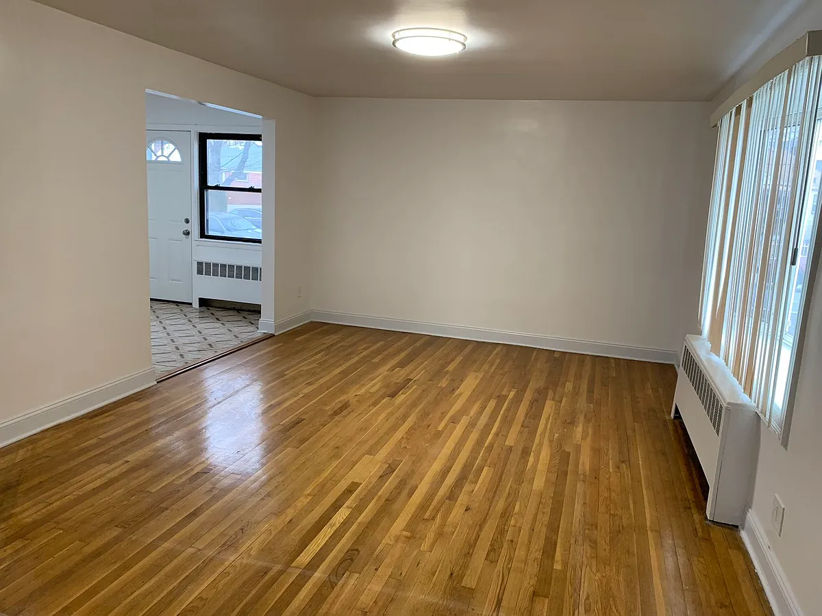 Building Photo - 3152 Waterbury Ave #2