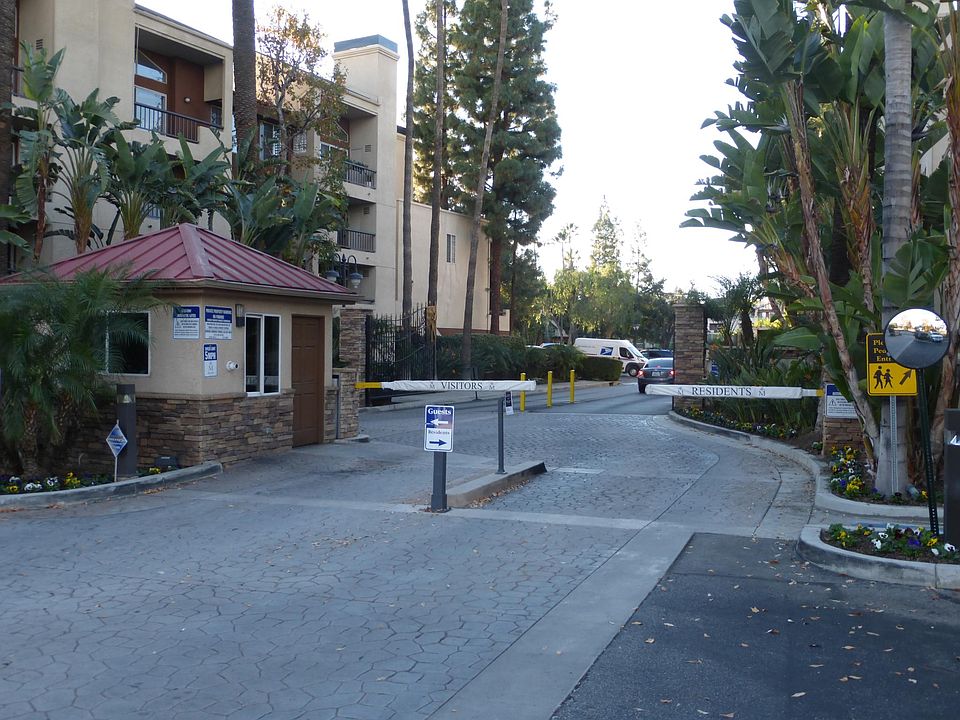 1st image of 5530 Owensmouth Ave APT 130
