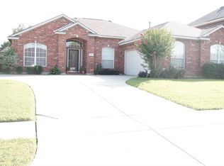 561 Edgeview Dr, Grand Prairie, TX 75052