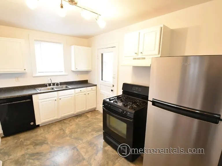333-335 E Duncan St — Photo 9
